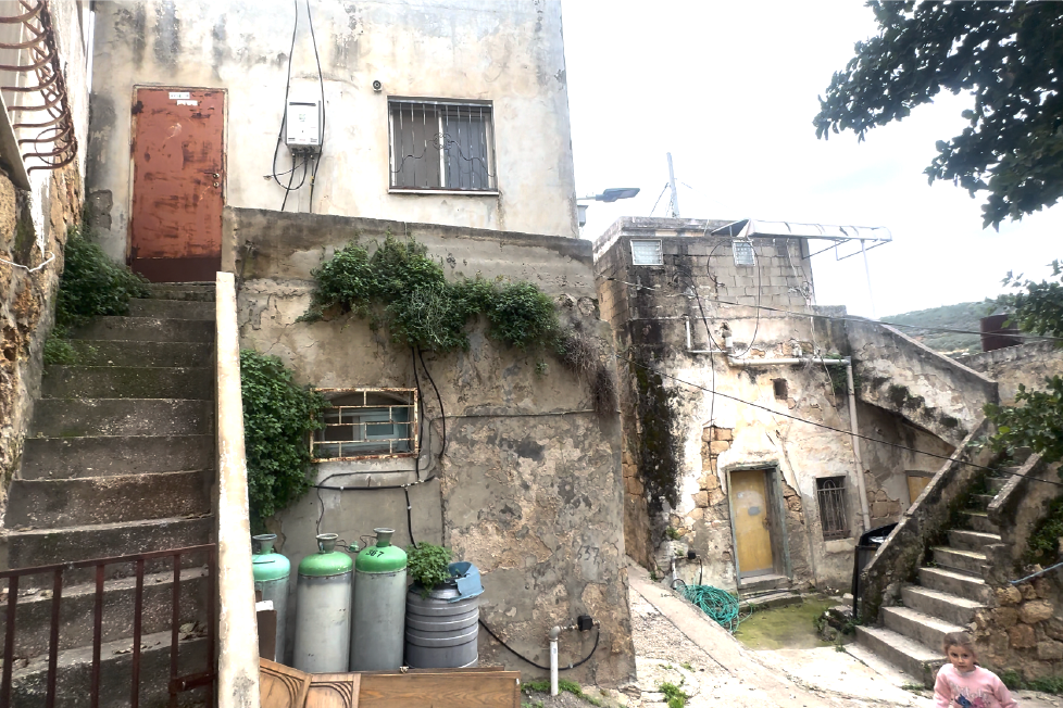 קירות אבן וחלונות